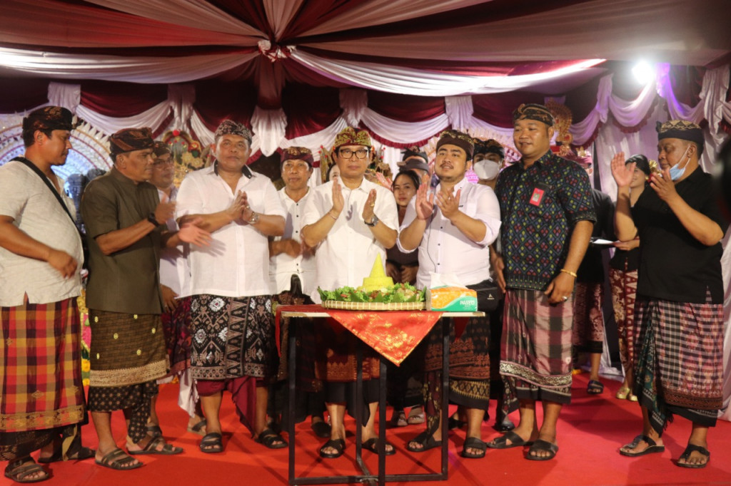 Sekda Adi Arnawa Hadiri HUT Sekaa Truna Putra Baruna Ke- 45 Tahun